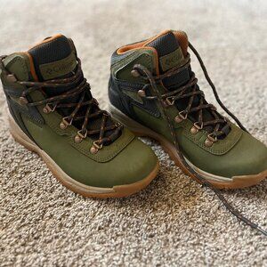 Columbia Newton Ridge Hiking Boots, Size 8 Wide, Green, Like New | Retail $100